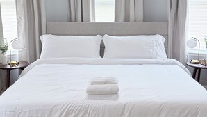Room - Cozy Modern Oasis near Kelley Square (Worcester)