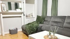 Living area - Cozy Modern Oasis near Kelley Square (Worcester)