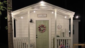 Exterior - Welcome to Nana’s Cottage! Welcoming warmth and coziness awaits your arrival. (Matthews)