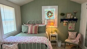 Room - Welcome to Nana’s Cottage! Welcoming warmth and coziness awaits your arrival. (Matthews)