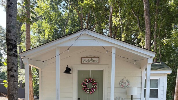 Exterior - Welcome to Nana’s Cottage! Welcoming warmth and coziness awaits your arrival. (Matthews)