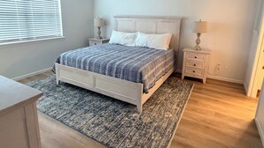 Room - Cozy 2-bedroom condo in charming Branson with AC and gym (Branson)
