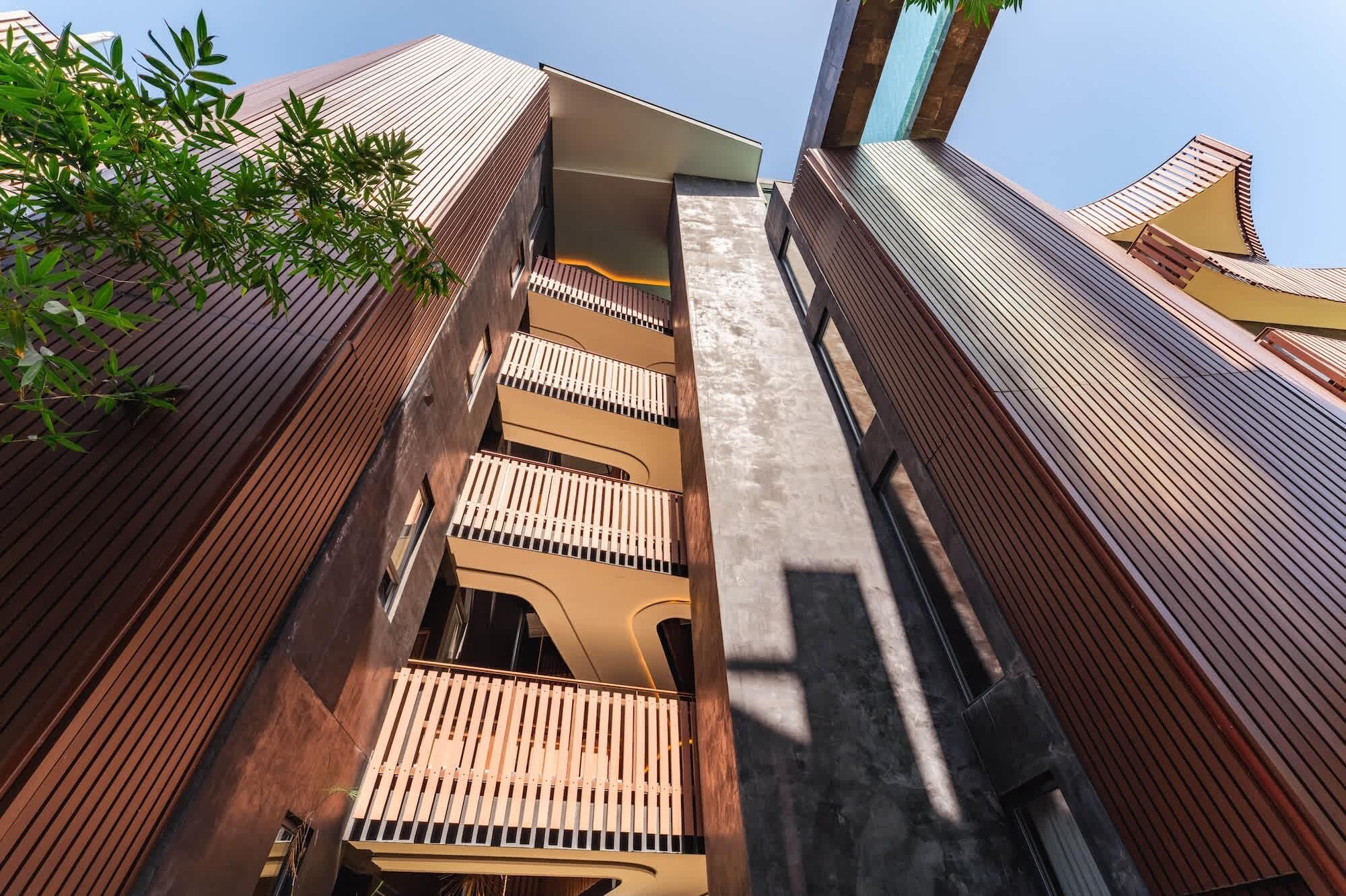 Un edificio de varios pisos con balcones y un diseño arquitectónico moderno.