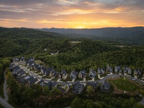 Área residencial com casas, ruas e paisagem arborizada.