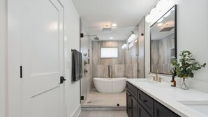Bathroom - Modern Multi-Level 4BR Charlotte Retreat 5 Mins to Uptown & Luxury Suites (Charlotte)