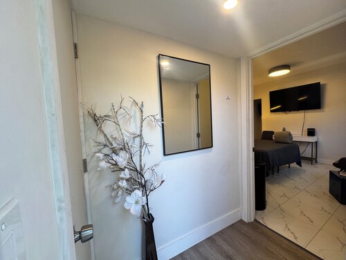 "The Orange Door" a Cozy 1-Bedroom En-Suite in delightful Miami!