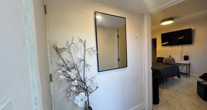 "The Orange Door" a Cozy 1-Bedroom En-Suite in delightful Miami!