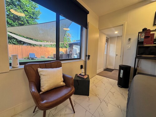 "The Orange Door" a Cozy 1-Bedroom En-Suite in delightful Miami!