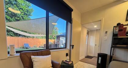 "The Orange Door" a Cozy 1-Bedroom En-Suite in delightful Miami!