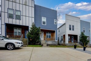 A row of modern residential buildings with a car parked in front. - 3BR Nashville Retreat Near Downtown & Five Points (Nashville)