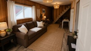 Living area - Peaceful 2-bedroom house in lovely Wallace perfect for cozy getaway (Wallace)