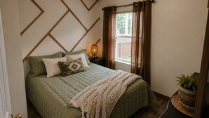 Room - Peaceful 2-bedroom house in lovely Wallace perfect for cozy getaway (Wallace)