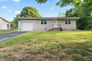 A single-story house with a garage, a front porch with a small set of steps, and a well-maintained lawn. - Traveling professionals ideal space in Ozark (Ozark)