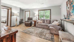 Living area - Traveling professionals ideal space in Ozark (Ozark)