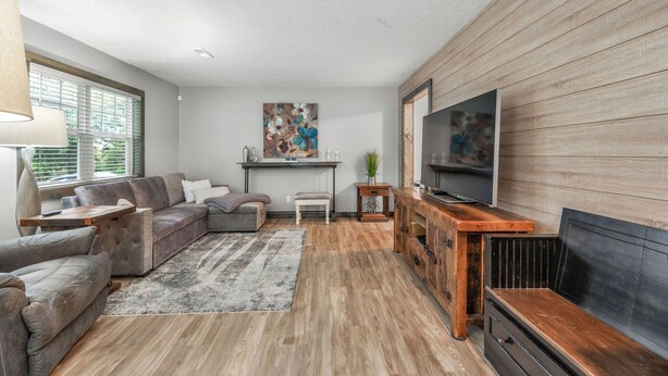 Living area - Traveling professionals ideal space in Ozark (Ozark)