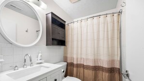 Bathroom - Traveling professionals ideal space in Ozark (Ozark)