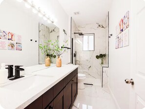 Bathroom - King Bed Primary • Spacious Boutique Stay (Homestead)