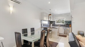 Dining - PI Holiday Retreat Unit 3 (Cowes)