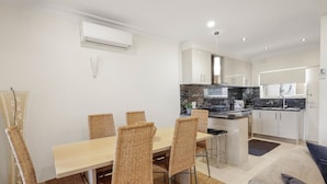 Dining - PI Holiday Retreat Unit 2 (Cowes)