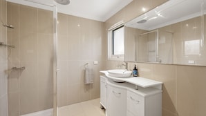 Bathroom - PI Holiday Retreat Unit 2 (Cowes)