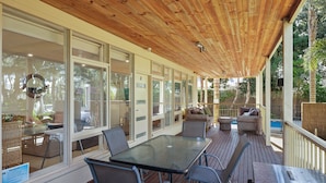 Outdoor dining - PI Holiday Retreat Unit 2 (Cowes)