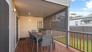 Outdoor dining - Home and Away in Cowes (Cowes)