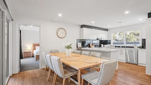 Dining - Home and Away in Cowes (Cowes)
