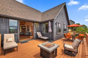 A deck with outdoor furniture, a fire pit, and a covered patio area. - Eagles Peak. Lake Arrowhead Modern Lake View Lodge. Pool Table AC Panorama Views (Lake Arrowhead)