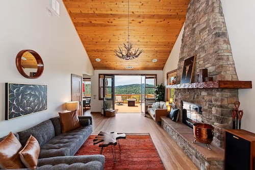 Eagles Peak. Lake Arrowhead Modern Lake View Lodge. Pool Table AC Panorama Views