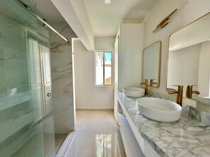 Casa, 4 habitaciones, vistas a la ciudad | Baño | Jabón, champú y papel higiénico