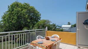 Outdoor dining - Colline - Proche plage - Terrasse (Le Moule)