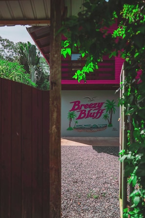 Ein Gebäude mit einem Schild, auf dem 'Breezy Bluff' steht, und einer Illustration einer Strandansicht.