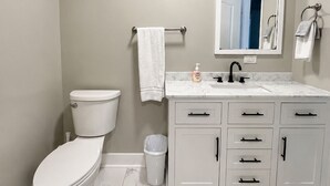 Bathroom - Waterfront Beaufort Home - 3 Miles to Parris Island & Downtown! (BEAUFORT)