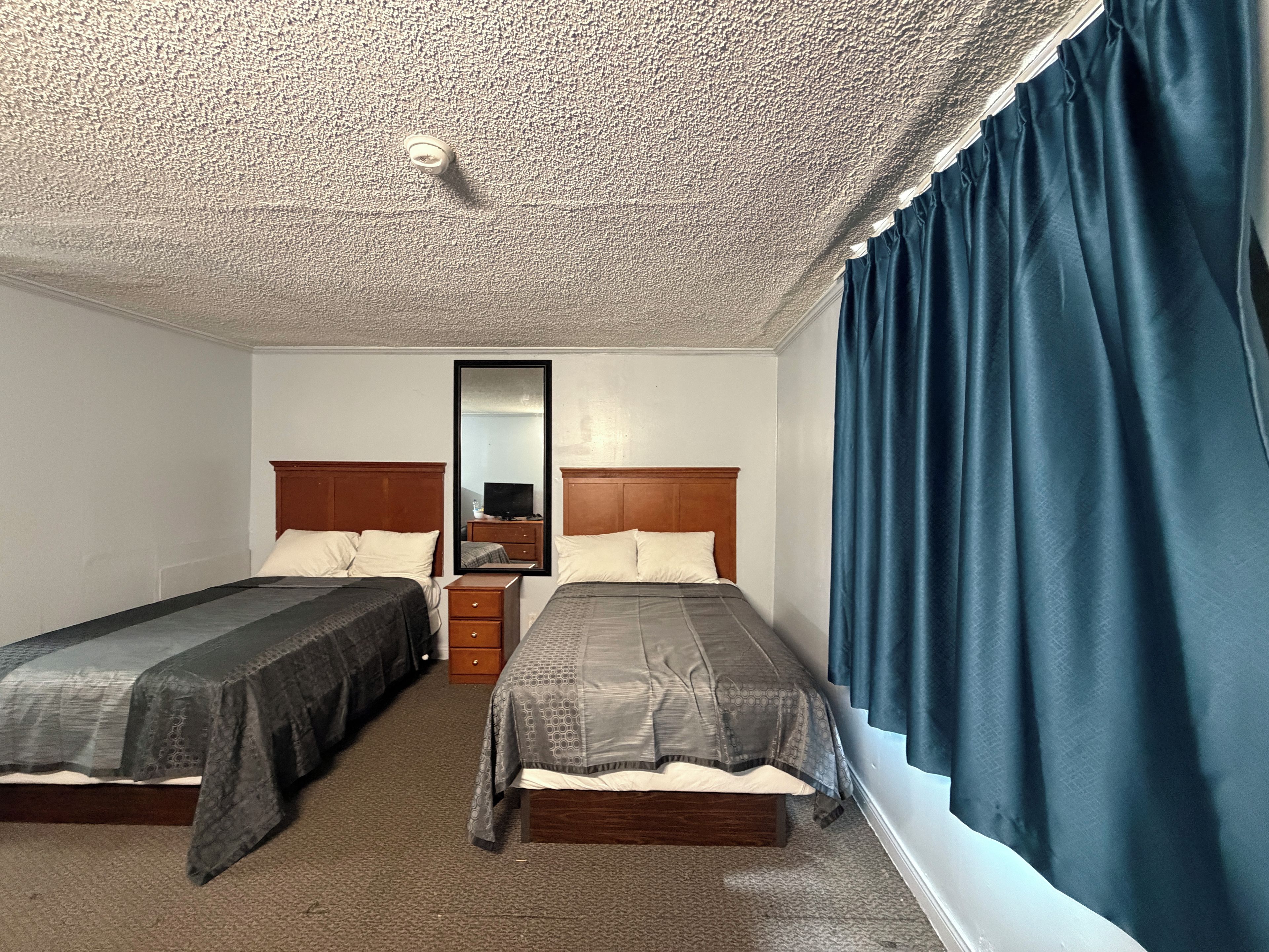 Quarto, 2 camas Queen | Escrivaninha, Wi-Fi de cortesia, roupa de cama