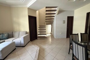 Área de estar no saguão