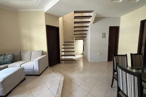 Área de estar no saguão