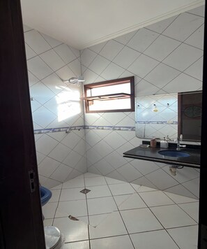 Chuveiro, chuveiro com efeito de chuva, produtos de toalete grátis 