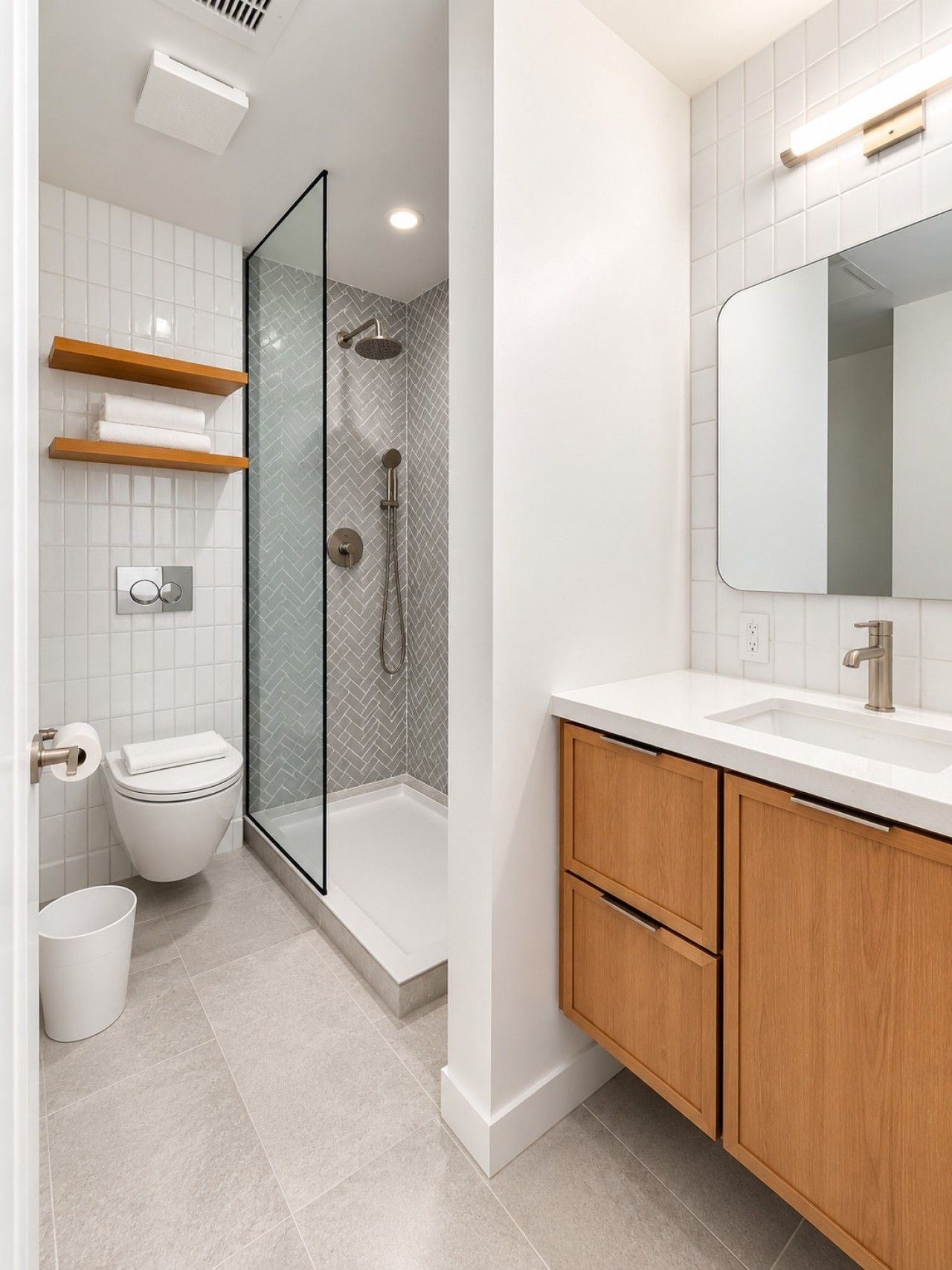Ein modernes Badezimmer mit Dusche, Toilette und Waschtisch.