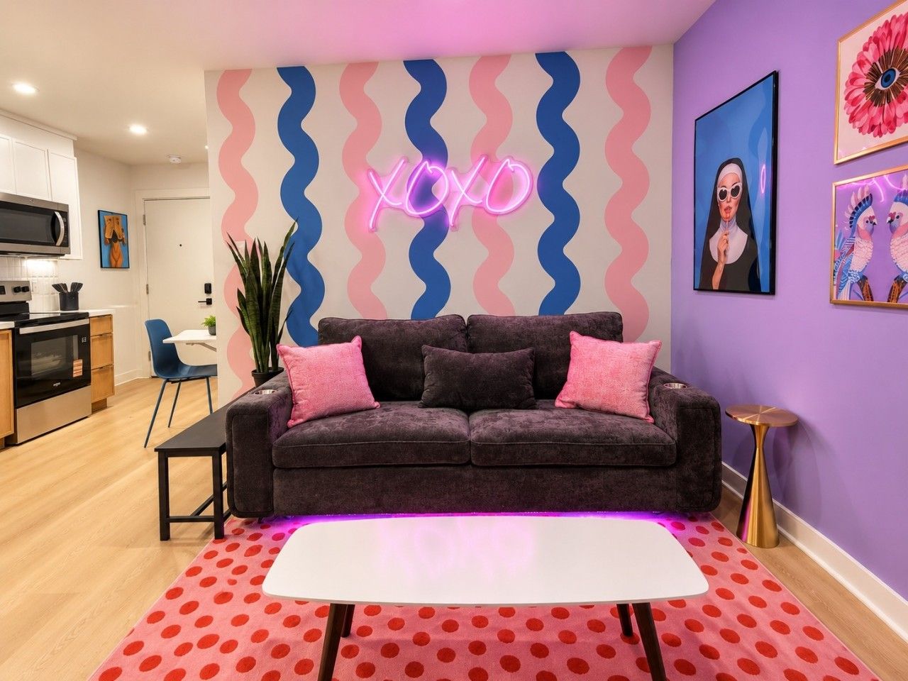 Ein modernes Wohnzimmer mit einem dunklen Sofa, einem weißen Couchtisch und einer lebhaften Wand mit einem Neonzeichen.