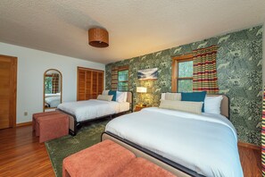 Room - Heated Pool, Hot Tub, Fire Pit & Outdoor Theater - Asheville" (Fairview)