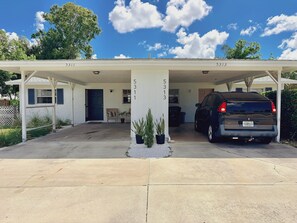 Ein eingeschossiges Haus mit einer Garage und einem abgestellten Geländewagen, Hausnummer 5311.