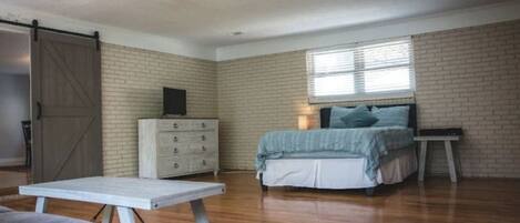 Iron/ironing board, internet, bed sheets