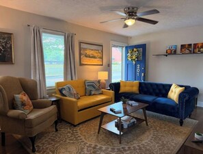 Living area - The Van Gogh House - Creatively unwind with us! (Elizabethtown)