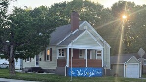 Exterior - The Van Gogh House - Creatively unwind with us! (Elizabethtown)