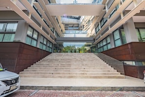 Un bâtiment moderne doté d’un escalier central menant à un étage supérieur.