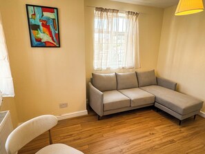 Living area - 3 Bedroom 2 Bathroom flat. 15mins walk to Wembley Stadium. Secure gated parking. (Wembley)