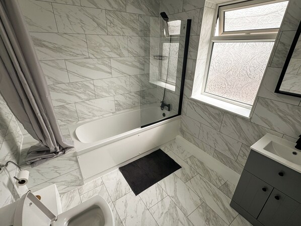 Bathroom - 3 Bedroom 2 Bathroom flat. 15mins walk to Wembley Stadium. Secure gated parking. (Wembley)