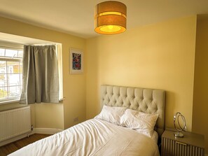Room - 3 Bedroom 2 Bathroom flat. 15mins walk to Wembley Stadium. Secure gated parking. (Wembley)