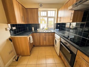 Private kitchen - 3 Bedroom 2 Bathroom flat. 15mins walk to Wembley Stadium. Secure gated parking. (Wembley)