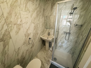 Bathroom - 3 Bedroom 2 Bathroom flat. 15mins walk to Wembley Stadium. Secure gated parking. (Wembley)
